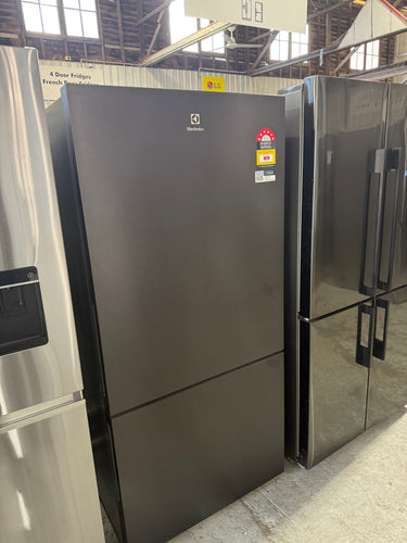 Factory second Electrolux 496L Ultimate Taste 500 Bottom Mount Refrigerator Matte Black EBE5002BD-R - Second Hand Appliances Geebung
